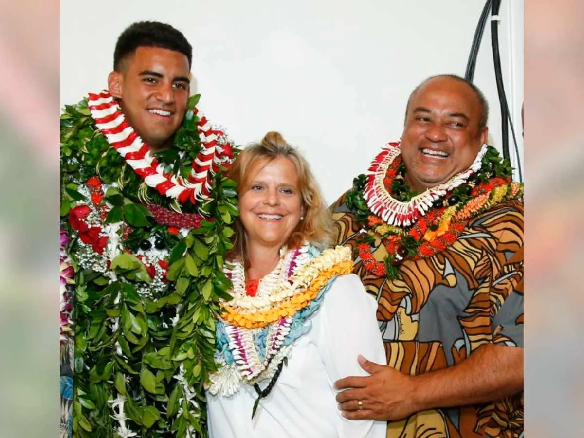 Toa Mariota with his wife and son Marcus