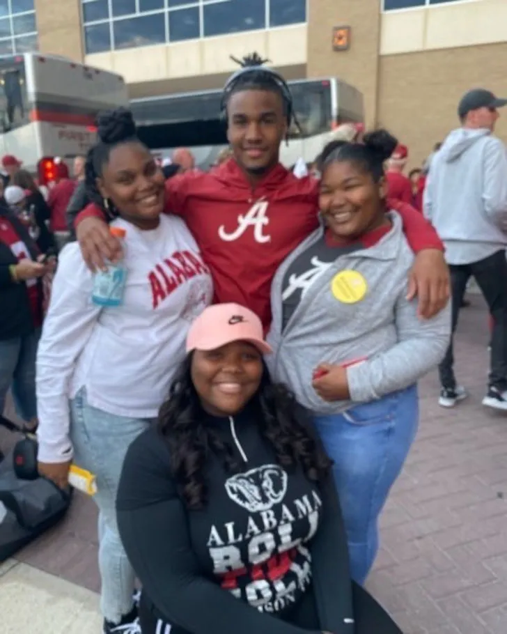 Jaylen Waddle with his sisters.
