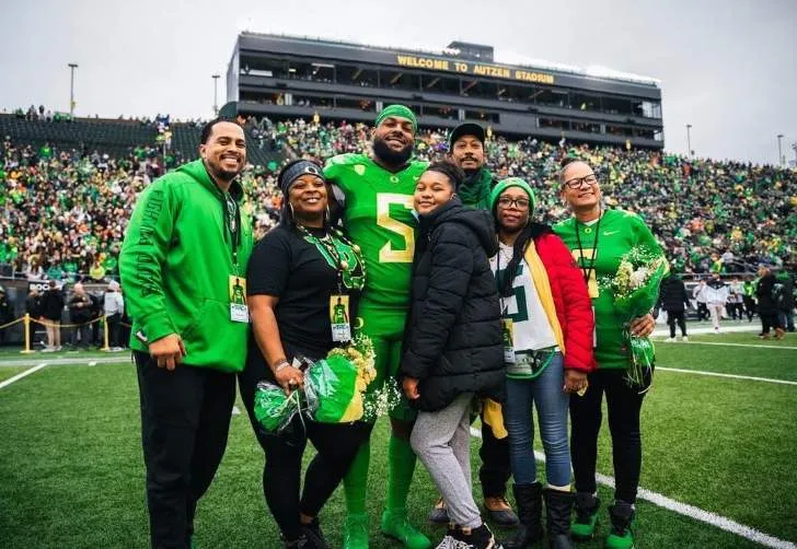 Kayvon Thibodeaux with his family including his mom and dad