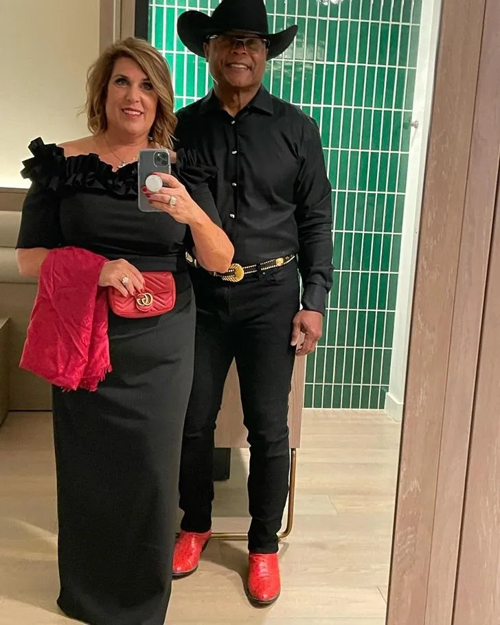 Mike Singletary and his spouse ready for CNN Award.